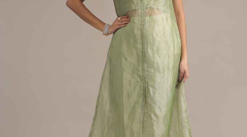 Indo-Western Fashion for Women: Top Styling Tips, Trends & Designer Outfits at Zari Jaipur